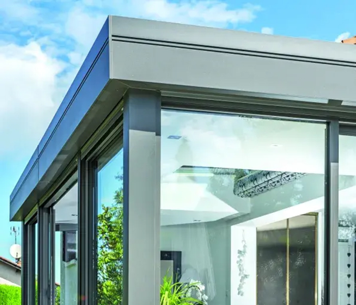 Véranda aluminium haute performance lumineuse avec puits de lumière intégré