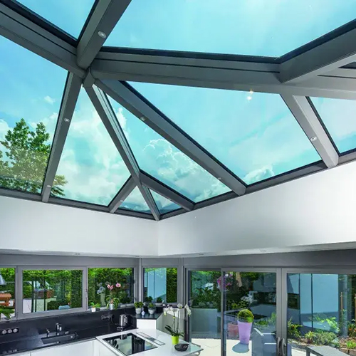 Véranda aluminium contemporaine à toiture terrasse avec grandes baies vitrées